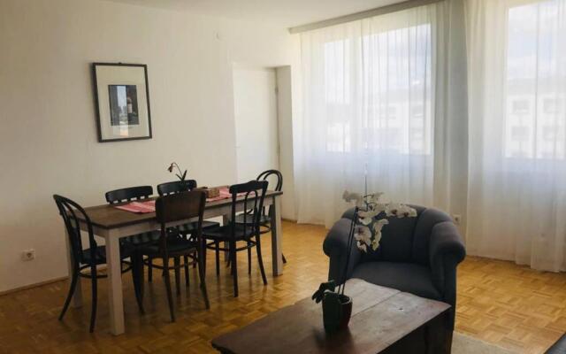 Mitten im Achten. Zentrale Wohnung in Wien