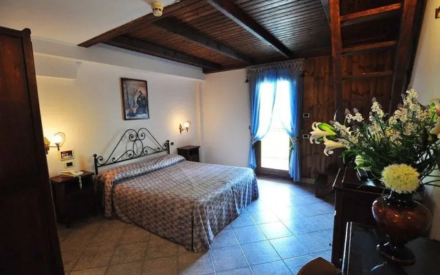 Leo Hotel