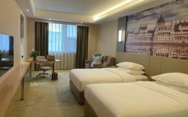 Vienna International Hotel (Xinyang Railway Station Tianrun Plaza Store)