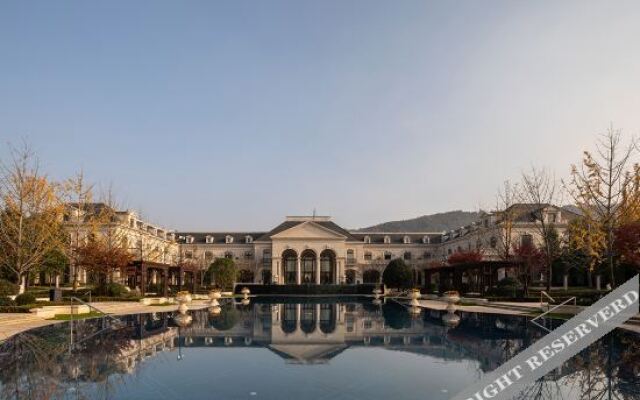 Lvcheng Taohuayuan Huanglong Hotel