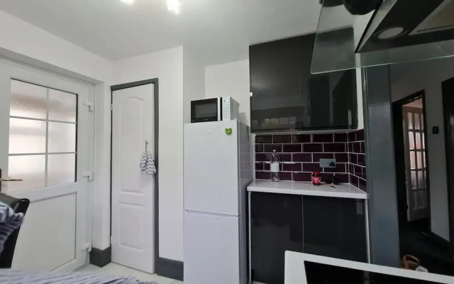 2-bed House Bungalow in Bristol