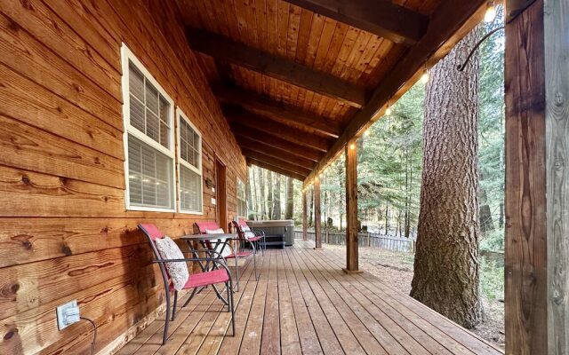 Chipmunk Lodge 2 Bedroom Home by NW Comfy Cabins by RedAwning