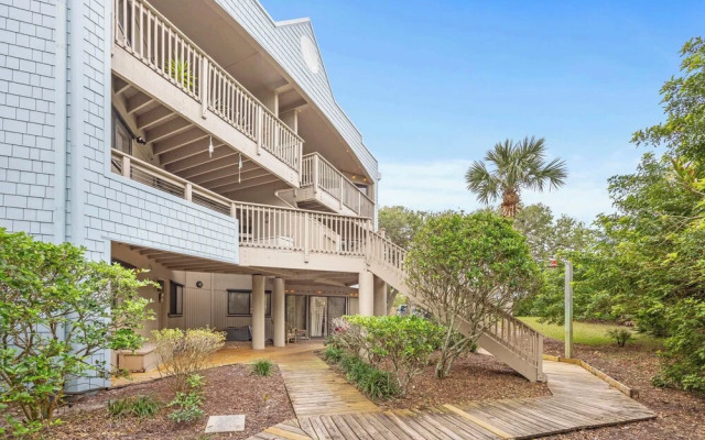 Treetop Beach Condo Sleeps 7!