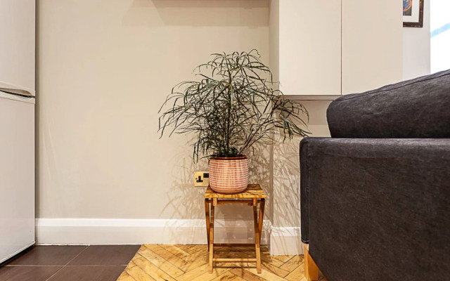 Cosy Garden Flat in Prestigious Residential Area