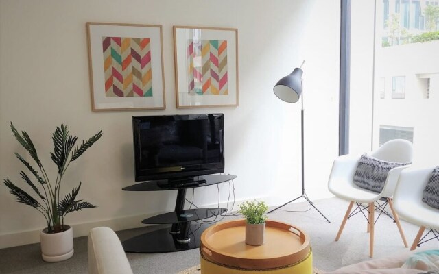 Luxury 1 Bedroom 1 Study With 1 Parking