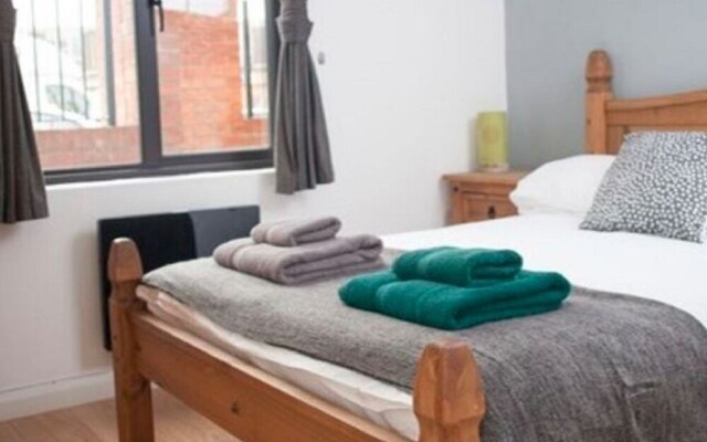 Cosy Holiday Home in Gloucester Near Museum and Cathedral