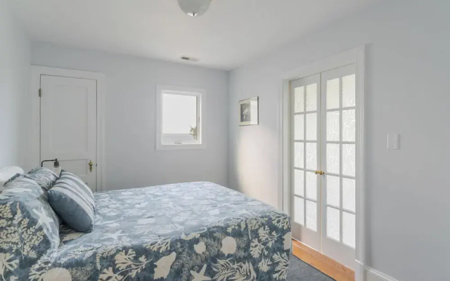 Hot Tub + Private Beach: Waterfront Urbanna Escape