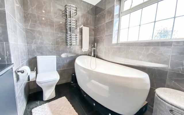 Remarkable 4-bed House in Boston