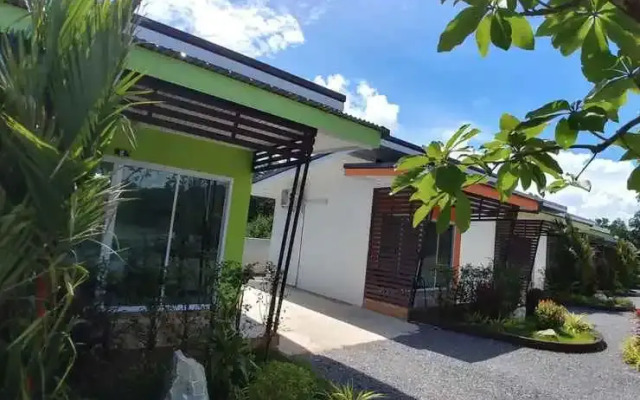 Thipburee Riverside Hotel