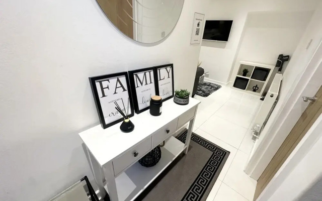 Charming 3-bed Home Minutes From City Centre