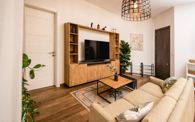 Luxurious Penthouse with Private POOL, WIFI & AC by 360 Estates