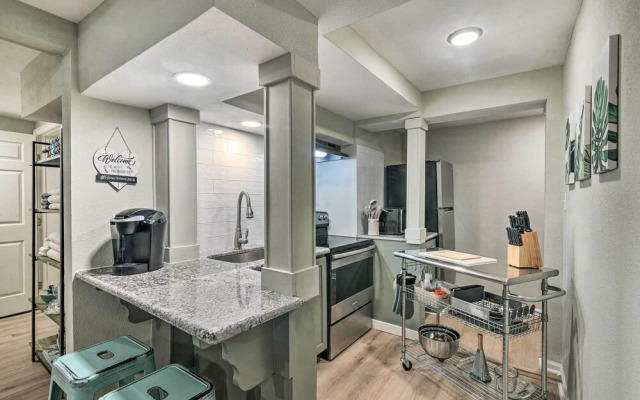 1 Mi to Seawall: Dog-friendly Galveston Home!