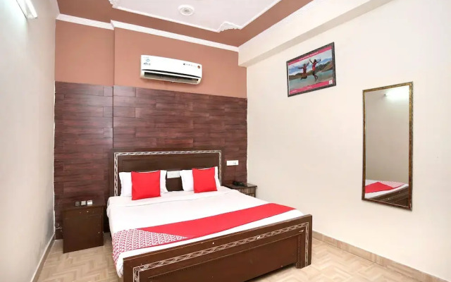 OYO 4738 Hotel Re-Birth