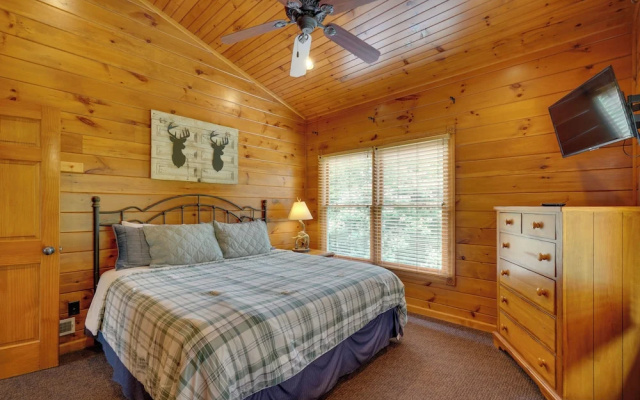 Cabin w/ Hot Tub & Deck, Near Smoky Mtn Trails!