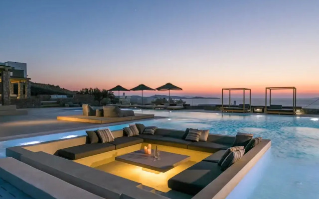 Villa With Resort Style Pool