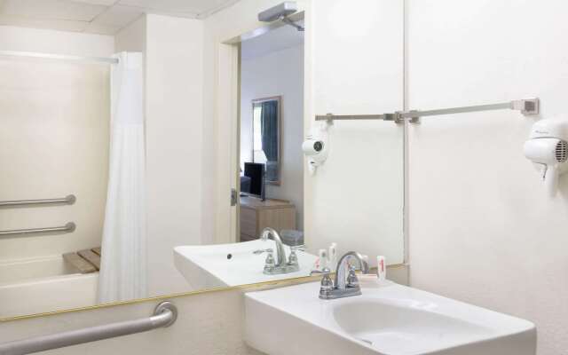 Howard Johnson by Wyndham Newburgh/West Point