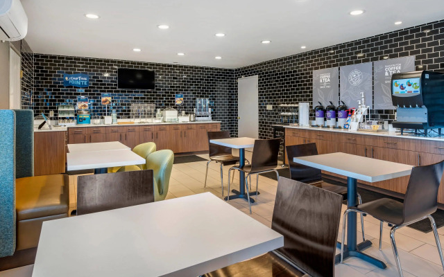Clarion Pointe Indianapolis Airport