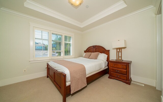 Elegant & Cozy Escape West Vancouver