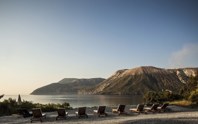 Bilo 6 - Vulcano on sea Shore