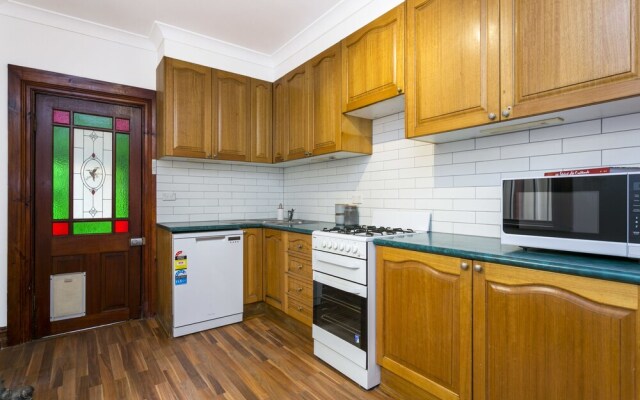 Spacious 3 Bedroom Minutes To CBD