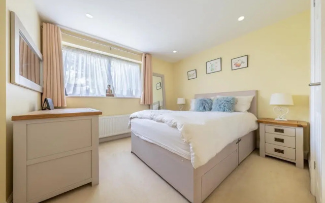 NEW 3BD Flat in the Heart of Bushey