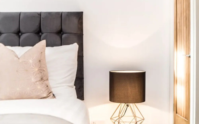 Prestige STAY Aparthotel - 42 Stanley Street Party Apartments