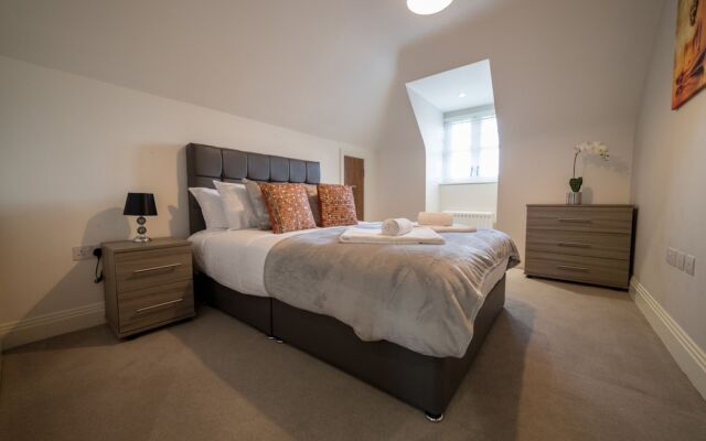 Helios Court Penthouse Serviced Apartment by Ferndale
