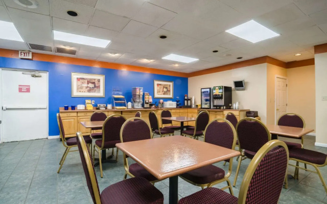 Rodeway Inn & Suites Greensboro Southeast