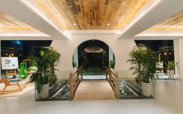 Yueliang Town Hotel