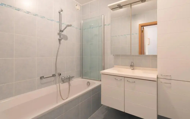 Comfy City Stay Near Sea