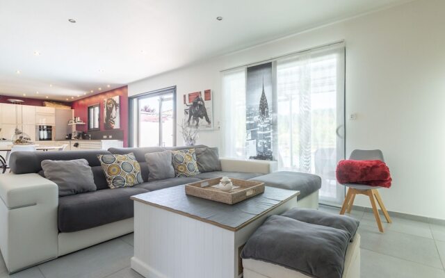 Serene Villa in Saint-Victor-la-Coste with Private Pool