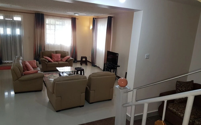Maggys Airport Guest House - Hostel