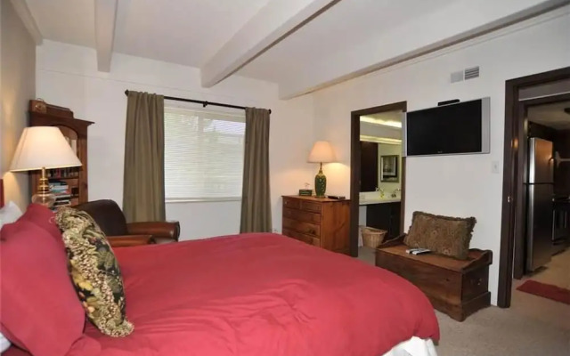 Ski and Racquet B102