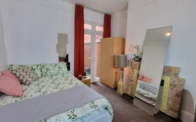 Spacious 4-bed House Great Location Coventry