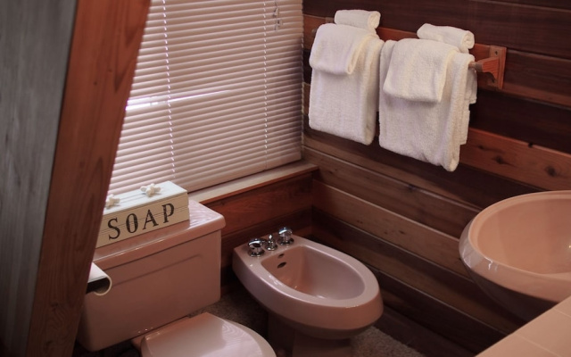 White Pines 4-BD Cabin in the Woods -- Easy Access in Summit Park