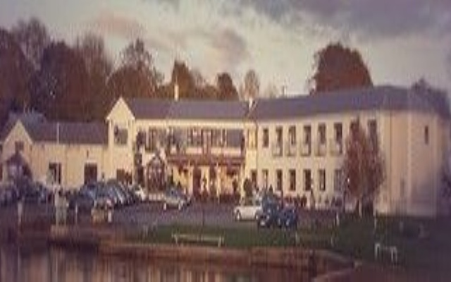 Lakeside Manor Hotel