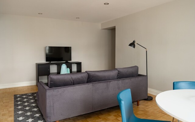 Bold Downtown Montréal Suites by Sonder