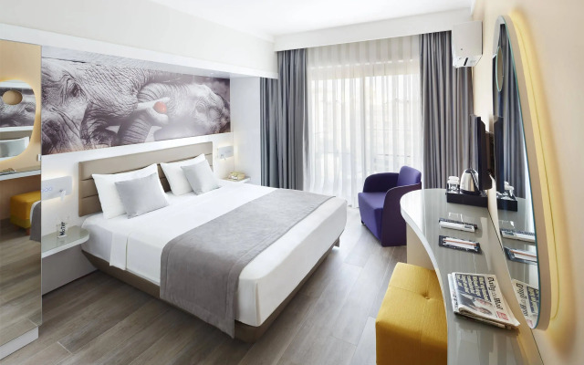 Lalila Blue Suites