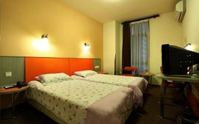 Home Inn Selected Shanghai Dahua Xincun Road Subway Station