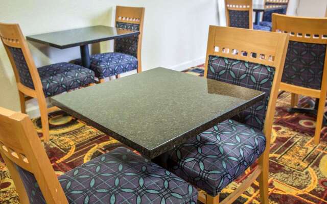 Rodeway Inn & Suites Plymouth Hwy 64