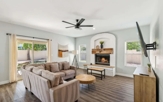 Red Mountain Retreat 5 BDR w/ Heated Pool!