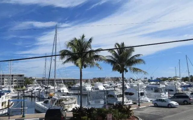 Camelot Waterfront Inn