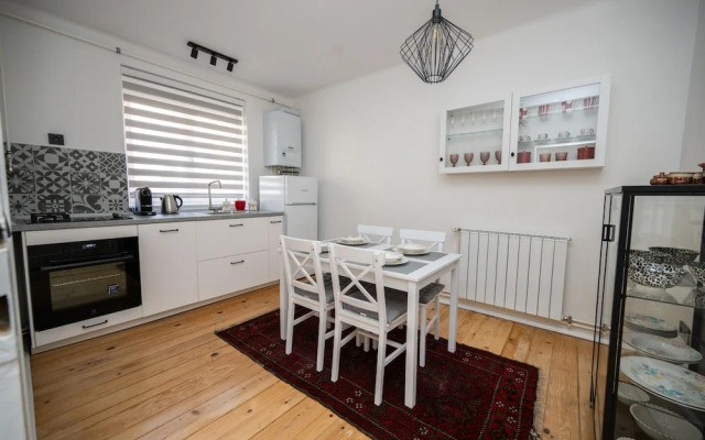 Sunny 1bdr Apartment Near City Center