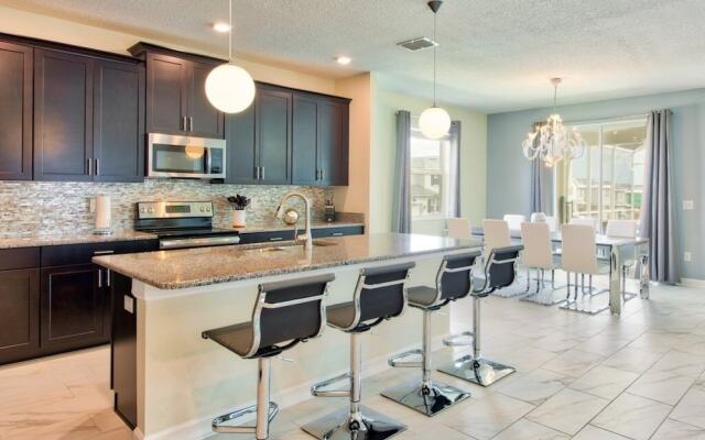 Champions Gate Luxury ! 6 Bedroom Home by RedAwning