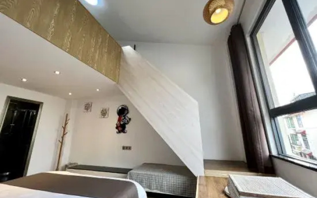 Row 3 No. 7 Hostel