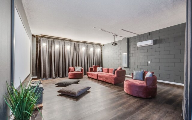 Phenomenal 8B 1810s Villa with Pool, Spa & Movie Theater