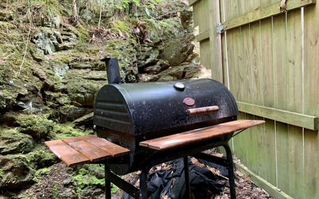 Pleasant Hollow 2 Bedroom Cabin by Redawning