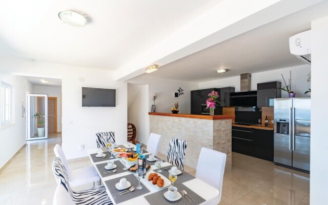 Nice Home in Crnja Luka With Wifi and 4 Bedrooms