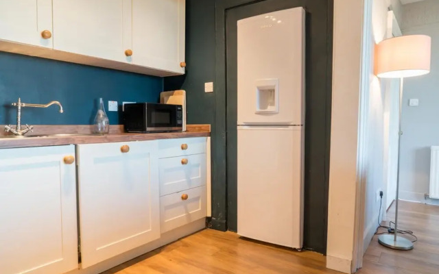 Queen St: Superb Penthouse Flat W/roof Terrace