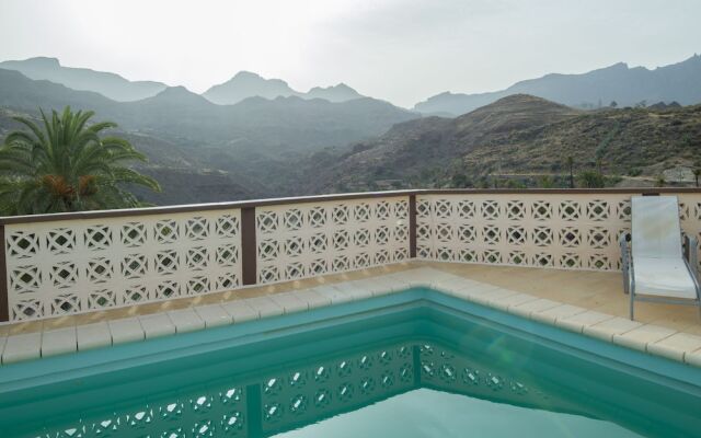 Lightbooking - Mountain & pool